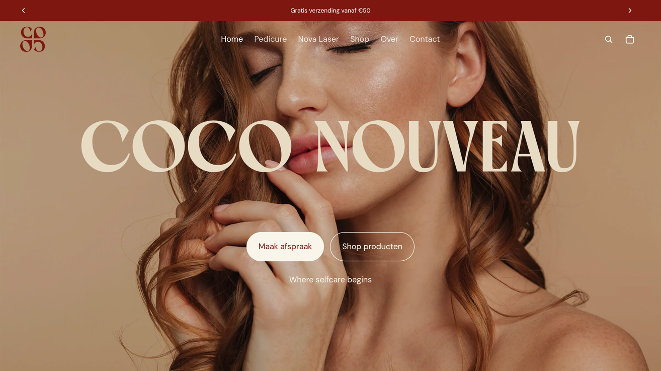 Project Coco Nouveau van Zeeuwsweb: de homepage van de Shopify-webshop, met de merknaam over een portretfoto