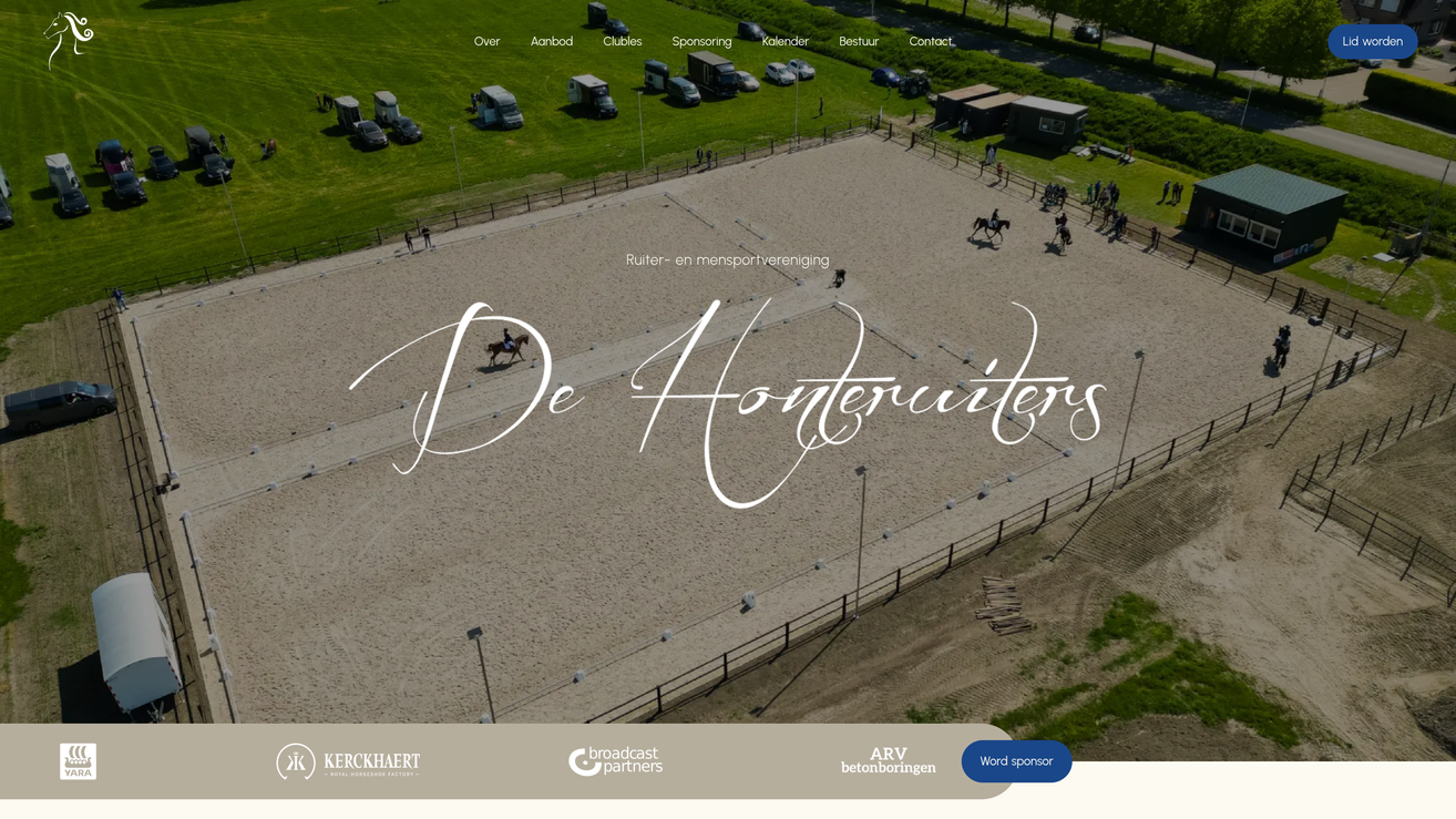 Project De Honteruiters van Zeeuwsweb: de hero van de one-pager met een luchtfoto van de rijbak en de sponsorbalk