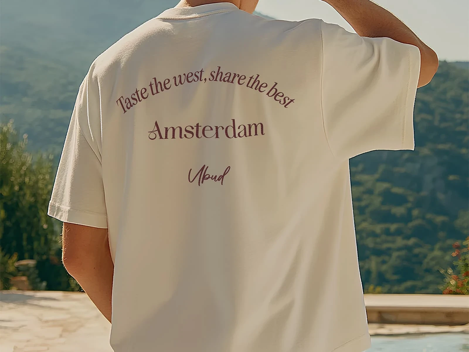 Project Graphink van Zeeuwsweb: achterkant van een zandkleurig T-shirt met een bedrukte tekstregel