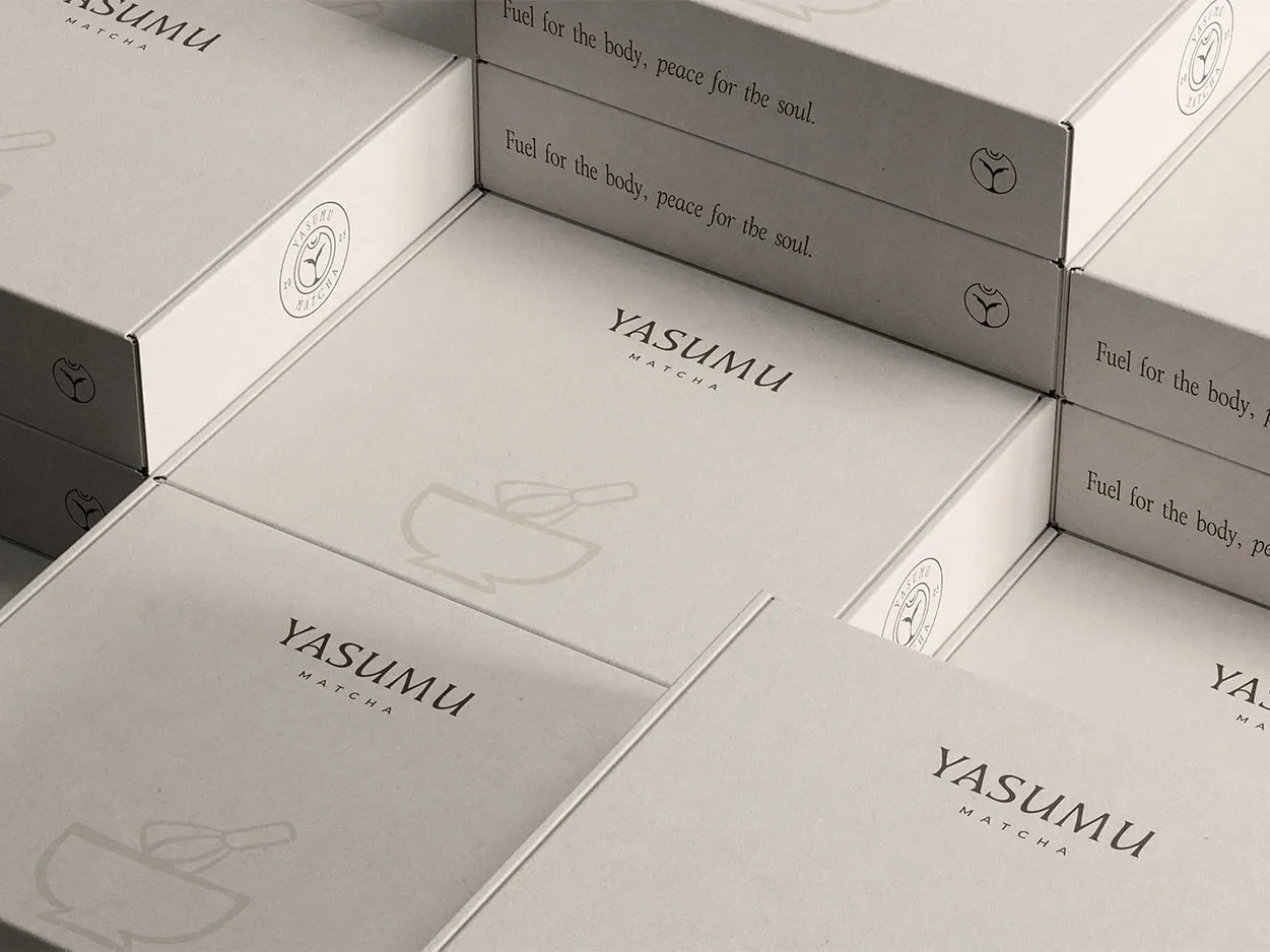 Project Graphink van Zeeuwsweb: verpakkingsontwerp voor Yasumu Matcha, gestapelde dozen met merknaam en logo