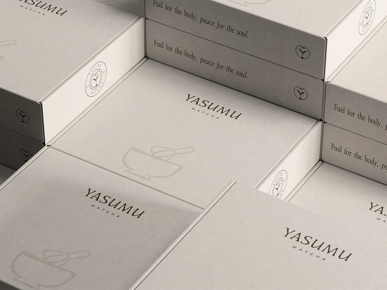 Project Graphink van Zeeuwsweb: verpakkingsontwerp voor Yasumu Matcha, gestapelde dozen met merknaam en logo