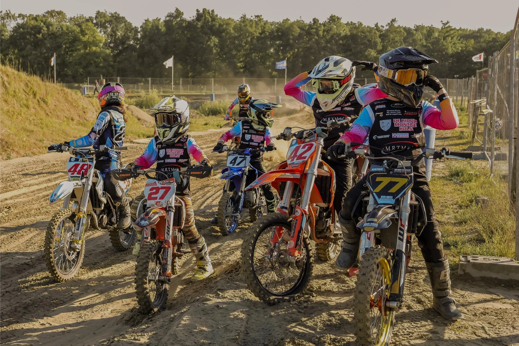 Project Jeugd MX ZVL van Zeeuwsweb: jonge motorcrossers in teamkleding aan de start van een training