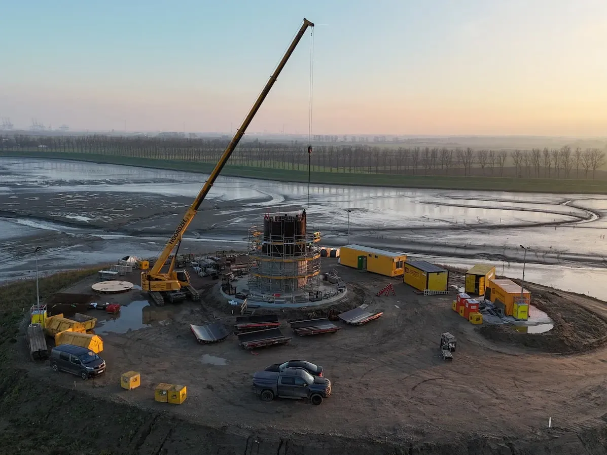 Project PB Bouwbedrijf B.V. van Zeeuwsweb: bouwplaats met een gele hijskraan en materieel op een bouwterrein aan het water