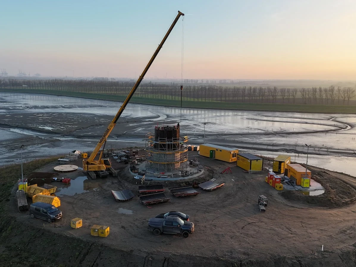 Project PB Bouwbedrijf B.V. van Zeeuwsweb: bouwplaats met een gele hijskraan en materieel op een bouwterrein aan het water